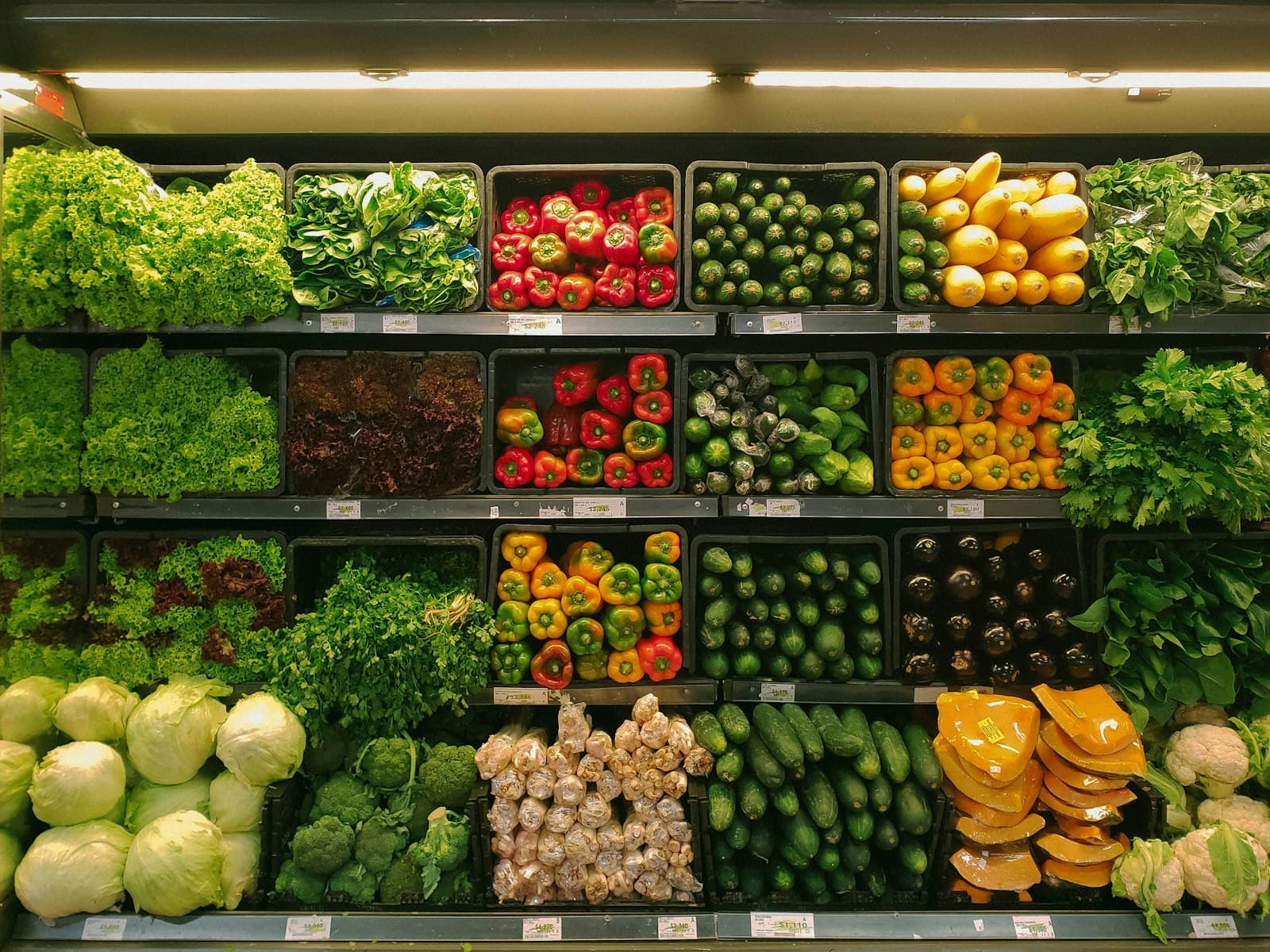 A supermarket produce aisle — the kind of floor Adlytic reads from cameras